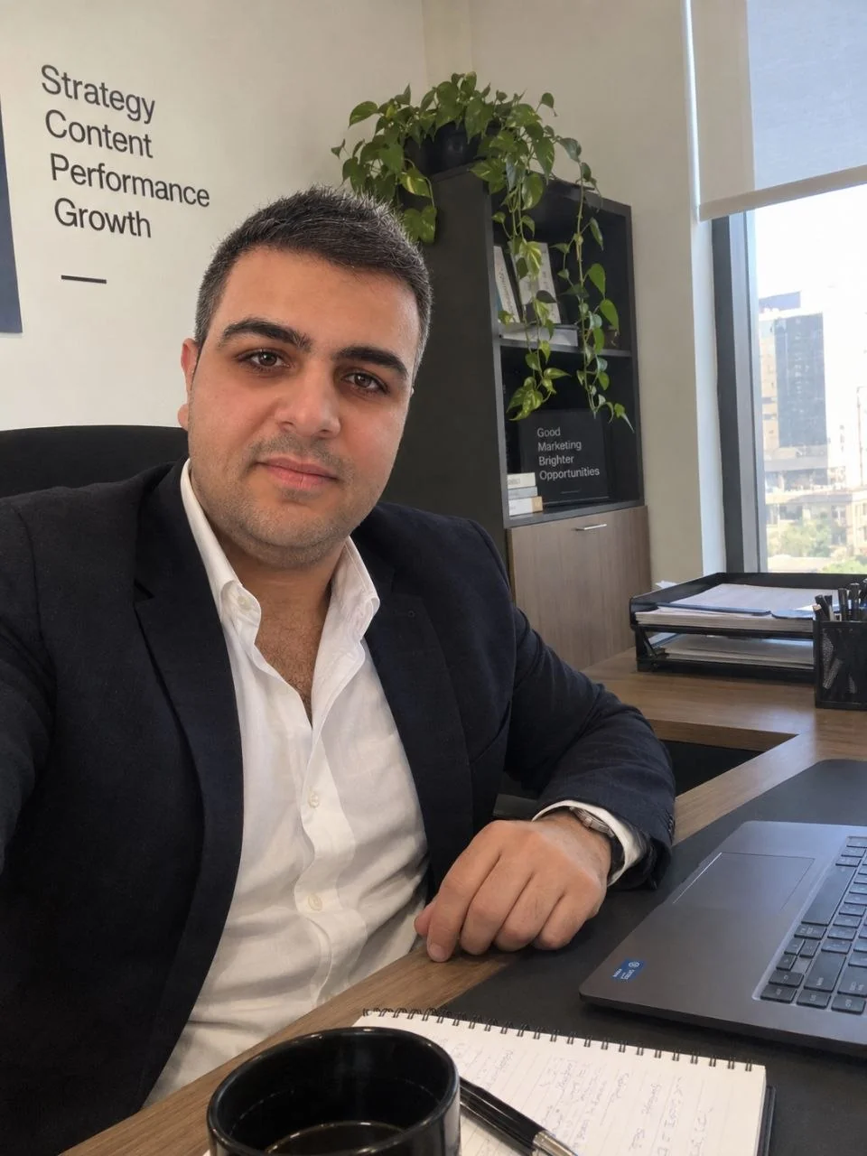 بهاء علم الدين، مؤسس BAB، في مكتبه